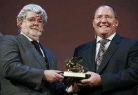 El creador de Star Wars, George Lucas hizo entrega de su premio a Lasseter